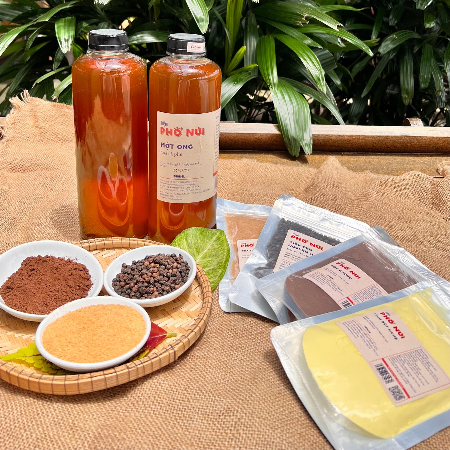 Combo Sum Vầy - 2 Lít Mật Ong Hoa Cà Phê + 100gram Trà Gừng + 100gram Tinh Bột Nghệ + 100gram Bột CaCao + 100gram Tiêu Đen